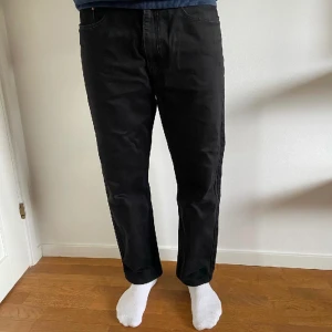 Herr jeans Levis💙 - Pris: 299 kr  Modellens längd: 180 cm  Storlek: motsvarar ca 38-40  Fraktkostnad tillkommer om man ej vill mötas upp i Malmö/Lund  Midja: 40 cm Innerbenslängd: 72 cm Lårvidd: 29 cm