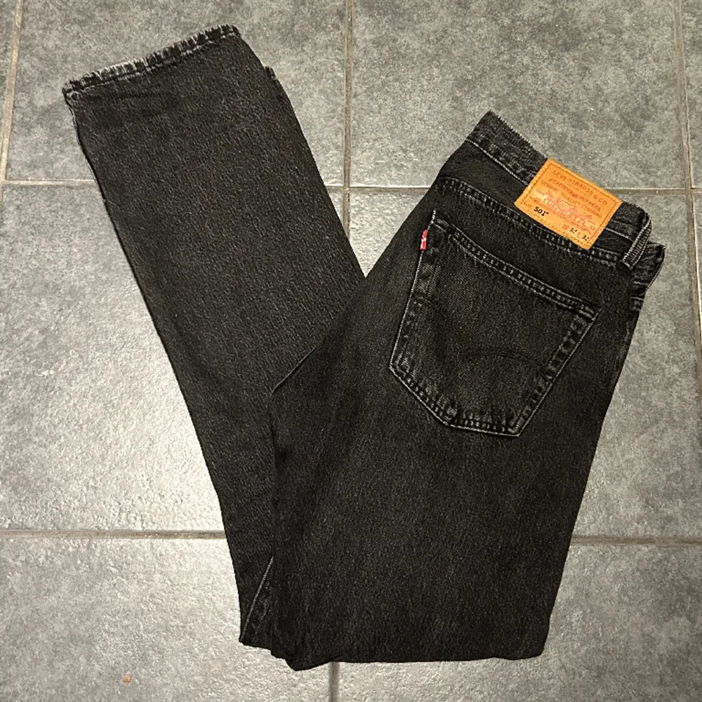 Snygga Levi’s 501 som knappt är använda/ Köptes för nån månad sen/ inga anmärkningar/ nypris 1300 vid snabb affär 349/ . Jeans & Byxor.