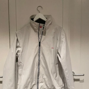 Sail racing windbreaker - Säljer nu en sailracing windbreaker i perfekt skick. Jackan är i storlek M och är gortex. Skriv för fler bilder eller frågor!