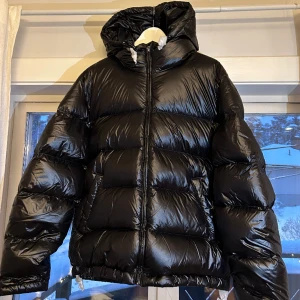 Dunjacka Zara - Helt ny och Helt slutsåld online: Orginal pris 1400kr hos Zara: Dunjacka från Zara Shiny Svart Storlek L ( Är 185 och M va rätt storlek för mig)