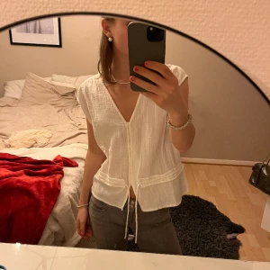 Tröja  - Supersuperfin topp som aldrig kommit till användning då det inte är min stil! Köpt för nån månad sen på HM för 300 någonting😢💕 Matrialet är linne! Köpare står för frakt💕☺️