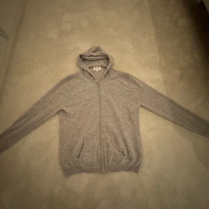 Soft Goat zip hoodie - Jätte snygg Soft Goat zip hoodie som nästan inte är använda, väldigt bra skick (100% Kashmir)❤️