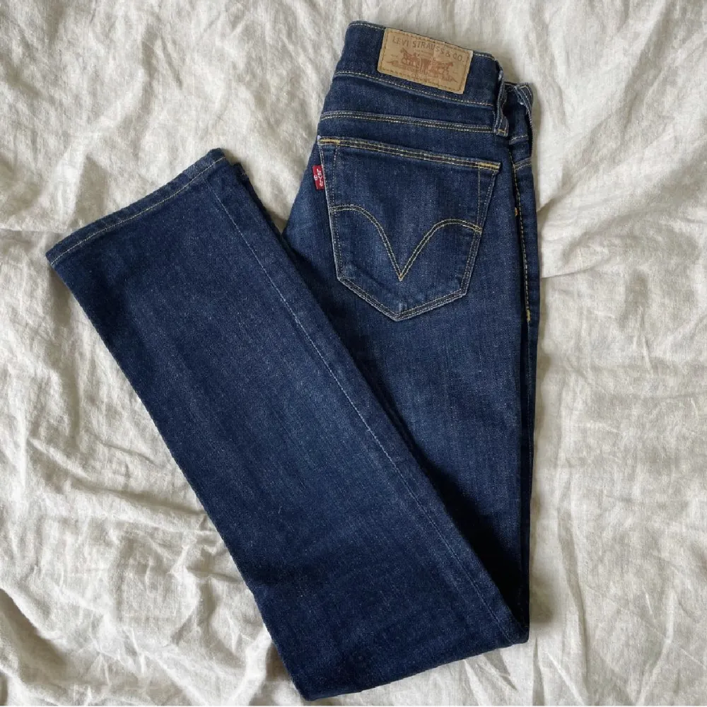 Säljer dessa lågmidjade jeans från Levis, då de är för små för mig! Midjemått: 73 cm, innerbenslängd: 78 cm💓. Jeans & Byxor.