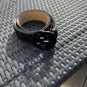 Gucci bälte - Hej, säljer nu mitt gucci bälte då det knappt används längre Inga defekter på bältet och ser ut som nytt. Pris är ej hugget i sten och kan vara väldigt generös vid snabb affär. Skriv för flera frågor eller bilder😊