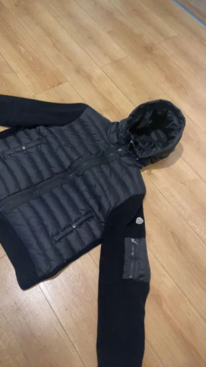 Moncler Cardigan - Tjena, Säljer nu min Cardigan jag köpte i Höstas. köpte den begangnad i nyskick. Kondition 9/10. Riktigt fin jacka. Skriv om ni har några frågor!😃