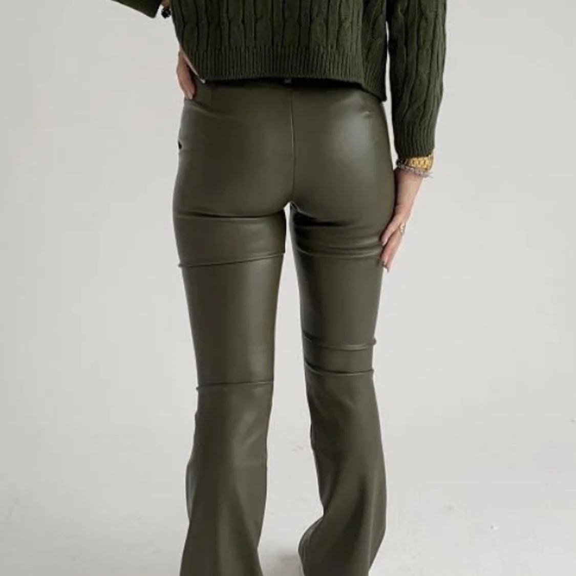 Mörkgröna skinn byxor  - 90