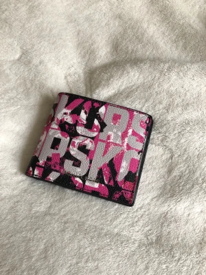 Mk plånbok - Helt ny plånbok från Michael Kors, köpt i New York för $138. 10 fack varav två stora där uppe. Priset är diskutabelt vid snabba affär💕🙌