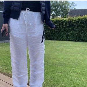 Linnebyxor från &otherstories - Säljer nu mina otroligt sköna linnebyxor från &otherstories. Dem är använda men inget som man kan se på dem. Storlek 38, men passar mig som har 34/36 ❤️ buda från 150 kr 💘