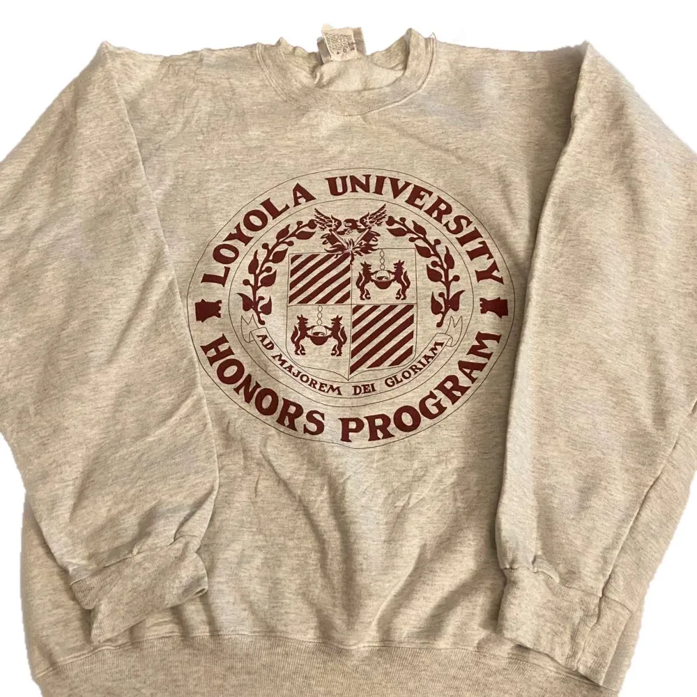✅ Vintage Sweatshirt                                                            ✅ Size: Small                                                                                           ✅ Condition: 10/10 . Hoodies.