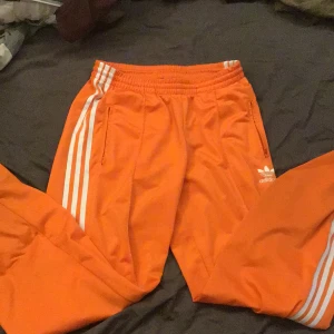 Adidas trackpants  - Passar mig perfekt som är 164 o har S på de mesta  Fickorna har dragkedja och ner vid fötterna kan man göra dem större o mindre med dragkedja men inget som syns när dem är på