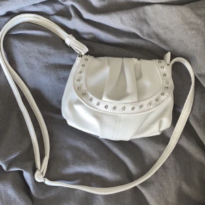 Väska - Liten söt handväska, använd fåtal gånger😊