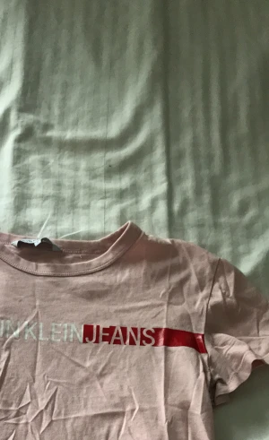 Calvin Klein jeans tröja  - Hej, säljer min kalven Klein tröja då den aldrig används längre. Tröjan är använd men har inga synliga tecken på användning. 