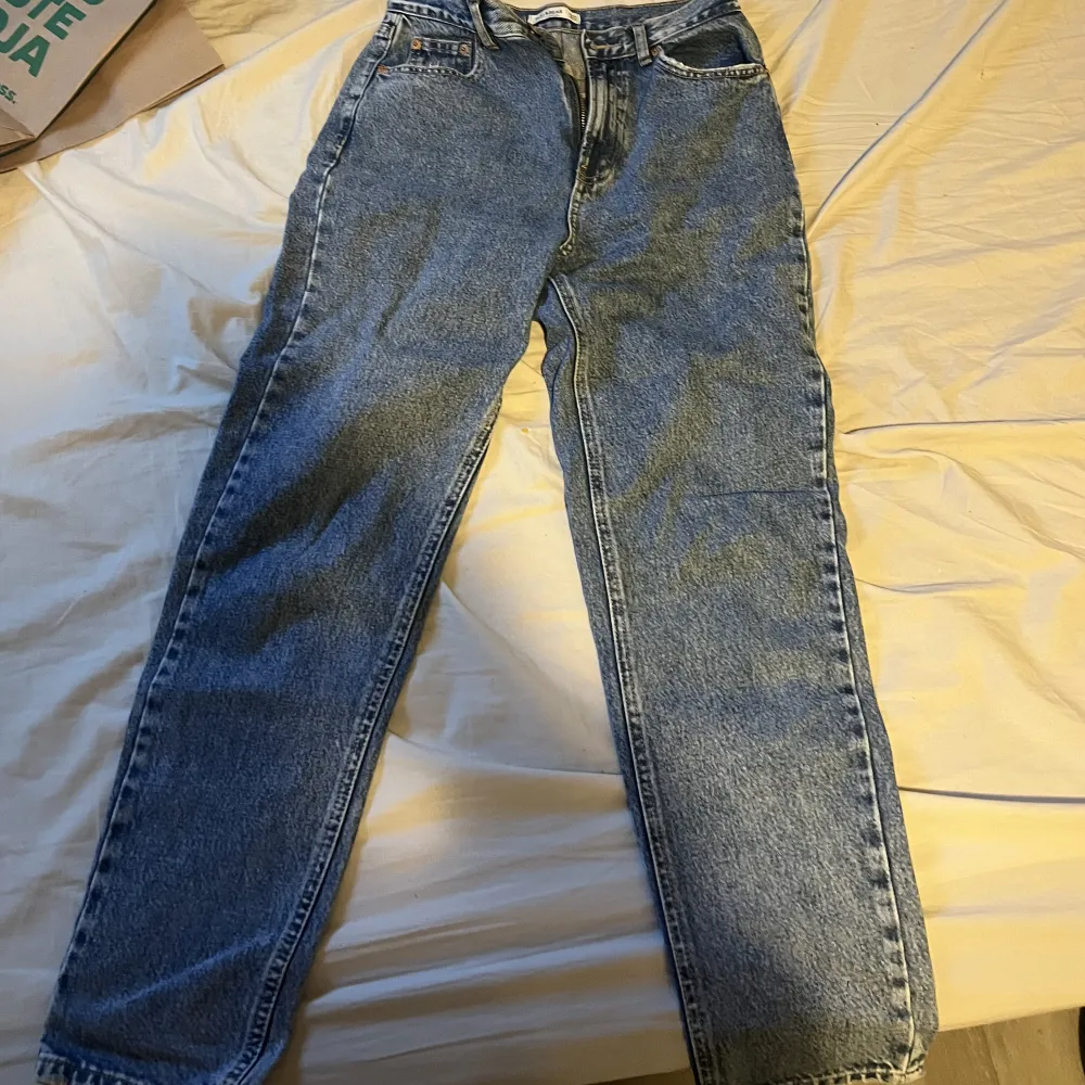 Säljer ett par fina jeans med raka i modellen då dom inte kommer till användning . Jeans & Byxor.