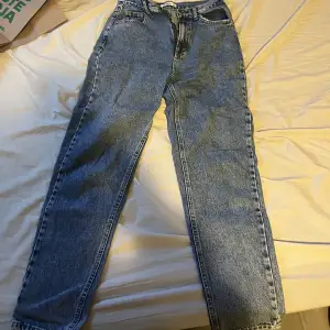 Säljer ett par fina jeans med raka i modellen då dom inte kommer till användning 