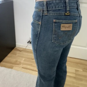 Lågmidjade jeans från Wrangler - De perfekta Lågmidjade jeansen. Hitta ej någon storlek men passar mig som har XS/S på jeans. De är i bra skick.