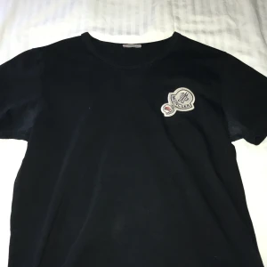 Moncler tröja  - Hej, säljer min moncler tröja åt min bror alltså är tröjan i killmodell i storlek m och nypris var 2500 och tänkte mig 1500 för denna men kan gå ner i pris vid snabb affär, kan mötas men också skicka, skriv för intresse 💗