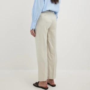 Linnebyxor  - Linnebyxor i en fin ljusbeige färg, något kortare modell i benen🤎 Nästintill oanvända!!