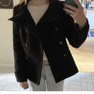 Kappa - Svart kappa💕🙌🤩 ⚡️säljer då den inte komme till någon användning längre, första bilden är lånad❤️