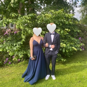 Balklänning  - Tänkte sälja min super fina balklänning jag hade på balen 2022. Köpt i en butik (vasaplatsens skrädderi och högtidskläder) i Göteborg. Köpt för 4100. 