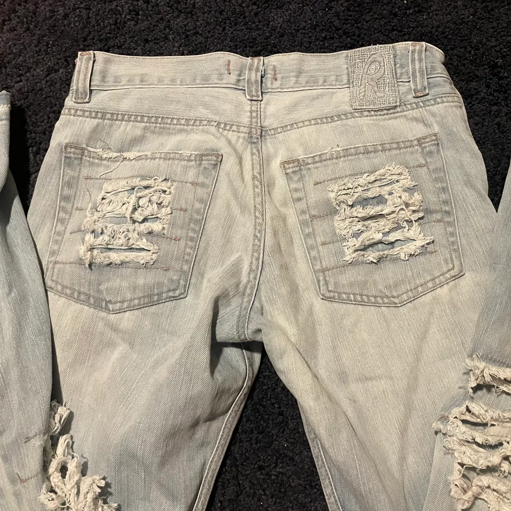 Skitsnygga Replay-jeans jag köpte på plick för längesen! Älskar hur dessa ser ut och hur dom stackar nere vid vaderna!💕. Jeans & Byxor.