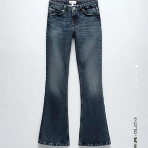 Zara jeans low rise flare - Ett par lågmidjade byxor från Zara som inte säljs längre! Sparsamt använda! Storlek 36