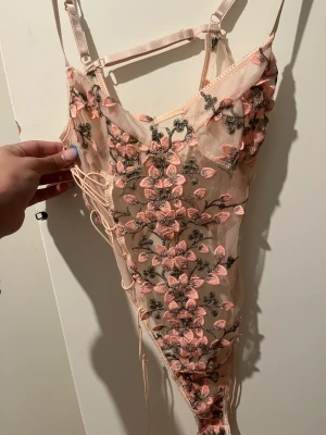 Body - Söt body me blommor på aldrig använt.