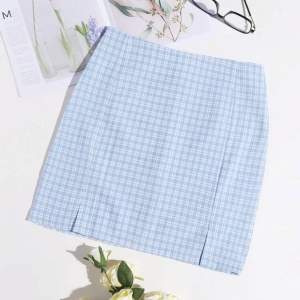 En blårutig kort kjol i storlek M, skulle mer säga storlek S. Hör av er vid frågor och vid snabb affär kan priset sänkas:)