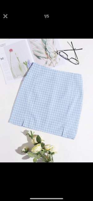 En blårutig kort kjol i storlek M, skulle mer säga storlek S. Hör av er vid frågor och vid snabb affär kan priset sänkas:)