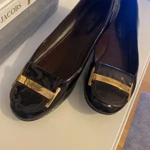 Säljer ett par Louis Vuitton skor som har till hört min mamma. Dem är använda en gång. Hon vill sälja dem efter som att hon inte har en så stor användning av dem.Numret på 3 bilden bevisar att det är äkta. Ol ni har frågor och annat skriv gärna till mig.
