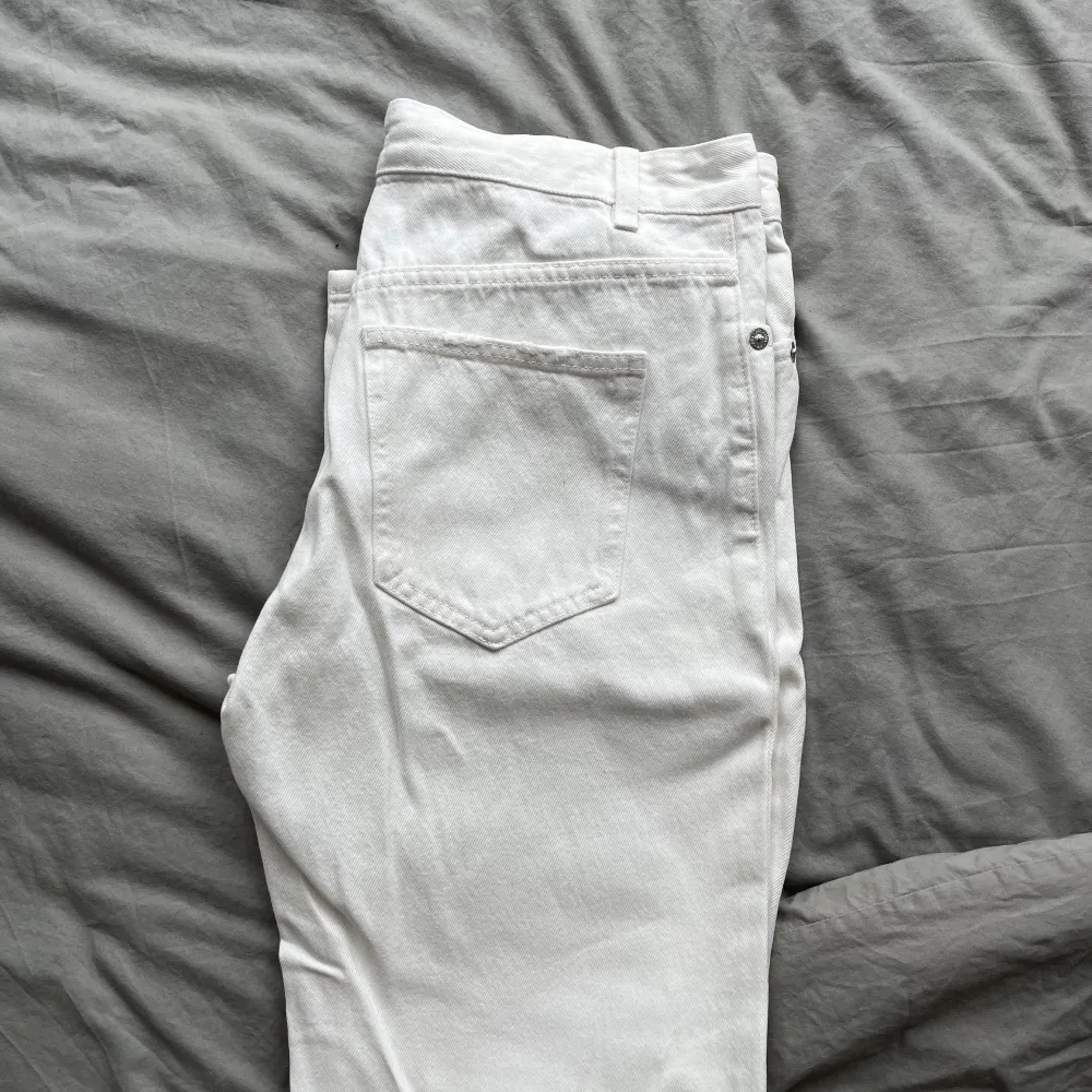Vita jeans från Zara. Hål fram och i mycket bra skick. Storlek 37.. Jeans & Byxor.