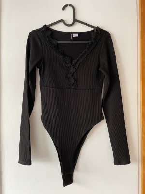 Body - • Svart långärmad body med spets • Strl S • Aldrig använd endast testad