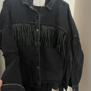 Jacka  - En tunnare overshirt jacka med fina detaljer, använd 2 ggr. 