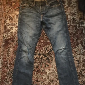 Replay jeans - Sjukt snygga jeans från Replay. Strl 31, med midjemått på 44 cm tvärs över och innerbenslängd på 77cm💝 det sitter dessvärre ett hål på vänstra knät (kolla sista bilden). Men det var där redan när jag köpte jeansen, secondhand. 