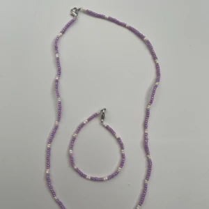 Egetgjort armband och halsband 😊 - Egetgjort armband och halsband😊går att köpa enskilt om man inte skulle vilja ha båda💕bara att skriva för fler bilder om så önskas🫶🏻 40kr + frakt för båda 20kr för armband 25kr för halsband 