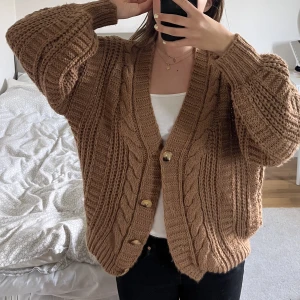 Cardigan - Supersöt brun cardigan med knappar🙌🏼 