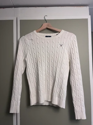 Gant tröja - Kabelstickad gant tröja i färgen vit, köpt från kidsbrandstore i storlek 156/164.  Använd några gånger.