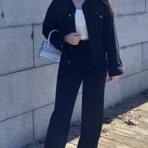 Jeansjacka  - Fint skicka använd några gånger i somras.  Den är oversized 