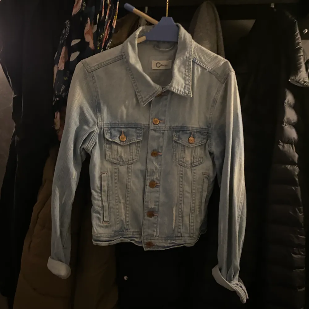 jätte gullig och bekväm begagnad denim jacka från cdenim. storlek står inte men skulle säga att den är S. tar endast betalt igenom swish!!!!. Jackor.