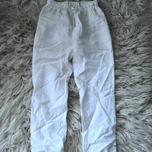 Linnebyxor från design by si - Linnebyxor från design by si som tyvärr är försmå för mig, skulle säga att dom passar XXS/XS och någon som är lite kortare än 160 cm beroende på hur man vill att dom ska sitta! Kan fixa fler bilder🤍