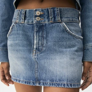 Jeanskjol - Lågmidjad jeans kjol från pull & bear. Sparsamt använd💕