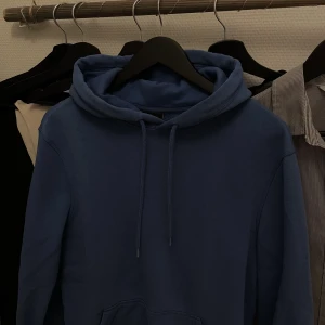 Hoodie - Lite nopprig men ingenting som syns, annars inga andra defekter😊