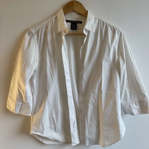 Vit Ralph Lauren Skjorta - En vit ralph louren skjorta i Nyskick! Superfin trekvartärmad skjorta perfekt till jobb eller till sommaren! Några andra frågor så hör av dig!🫶🏼 (nypriset på denna ligger runt 1000 :-) Jag bär vanligtvis M/L och den sitter perfekt på mig! 