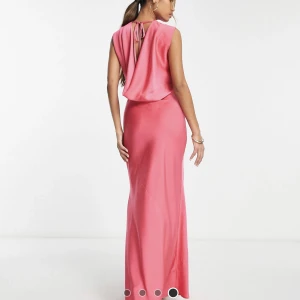 Klänning - Storlek 32, men passar en 34. Köpt för 859kr. Oanvänd. 