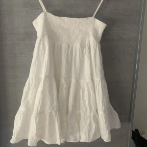 Zara klänning  - Jätte gullig zara klänning använd en gång💕300kr+frakt tryck gärna på köp nu