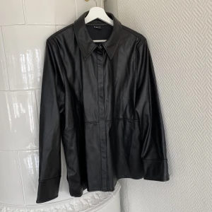 PU skjorta - PU skjorta från NA-KD, aldrig använd storlek 42 🖤