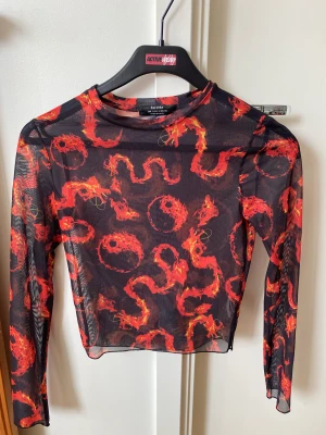Meshtopp från BERSHKA  - Aldrig använd! Meshtopp från Berska. Stretchig i materialet så skulle säga att den passar XS-M.
