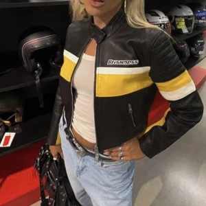 Bikerjacka Moto Motorcross Racing Racer Jacka Crop  - Supersnygg jacka som passar storlek XS. Mycket fint skick utan defekter💛🖤