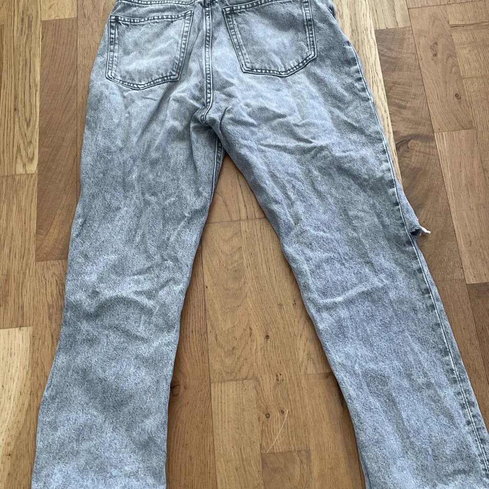  gråa over size jeans och priset går att diskutera från H&M storlek 36. Jeans & Byxor.