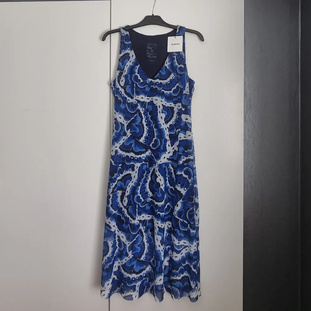 En helt ny oanvänd klänning från Desigual med prislapp på. Säljs p.g.a den inte passar.. Klänningar.