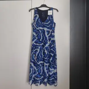 En helt ny oanvänd klänning från Desigual med prislapp på. Säljs p.g.a den inte passar.
